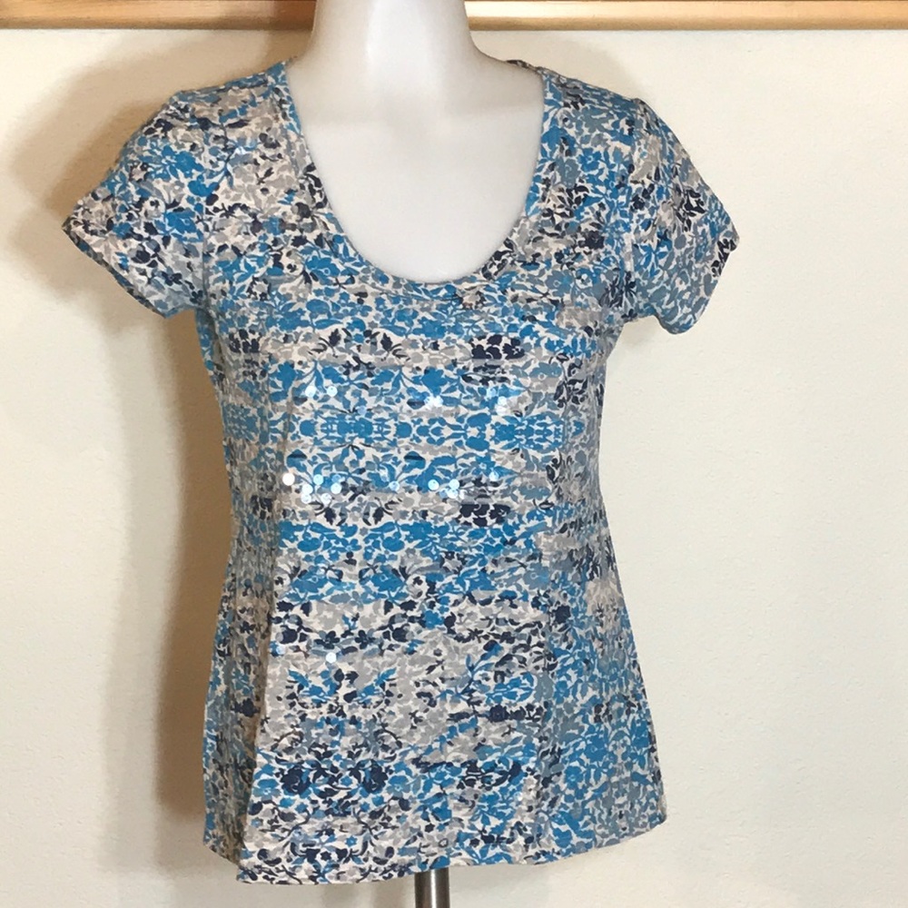 💐2/$20 Stunning Sequins and blues DKNY top
